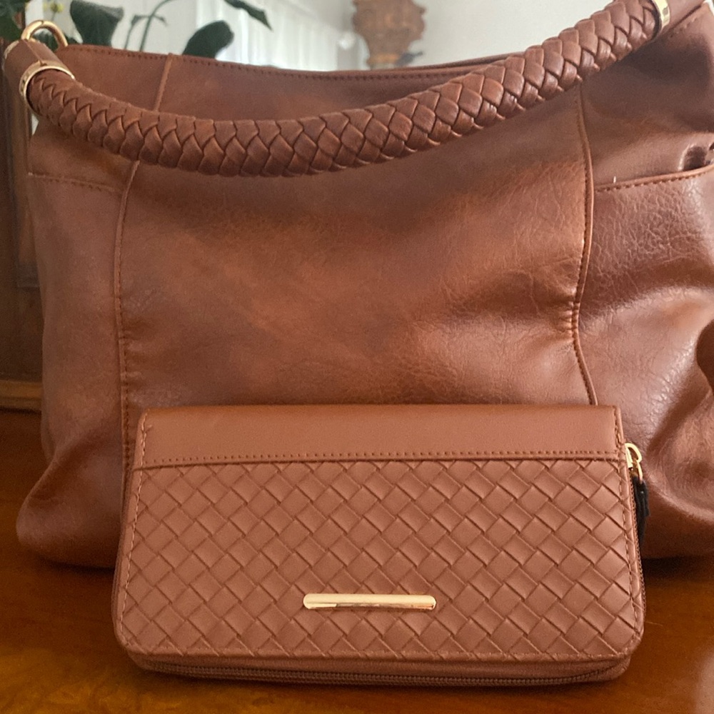Non branded big tote like new condition really nice super clean